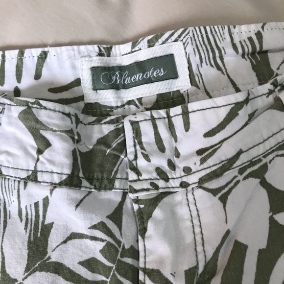2/$15 Women's Size 5 Green and White Tropical Style Bermuda Shorts - Picture 4 of 6